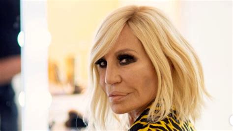 Il clamoroso corpo di Donatella Versace al mare a 65 anni 